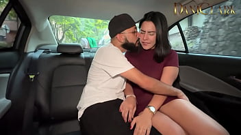 Trabajando como uber me le cogi la mujer a mi cliente mientras el manejaba por la ciudad