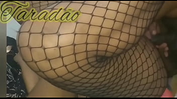 Safada gemendo e indo porra no rabo