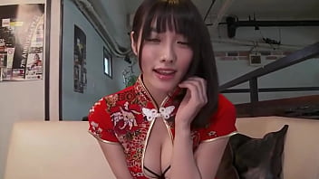 美麗的旗袍女人挑逗男人 無裸體