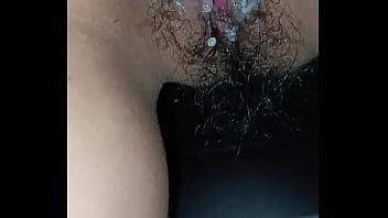 El amigo de mi novio se corrió en mi conchita apretada
