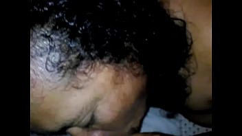 Lo chupa como caramelo