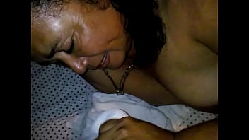 Lo chupa como caramelo