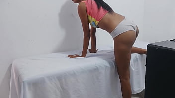 India Pudiente Afloja Su Abdomen Y Realiza Estiramientos Sensuales De Perrito Ella Y Su Vagina Morena Fantasean Con Una Verga Grande Que Le De Placer thumbnail