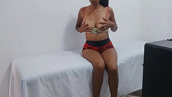 India Pudiente Afloja Su Abdomen Y Realiza Estiramientos Sensuales De Perrito Ella Y Su Vagina Morena Fantasean Con Una Verga Grande Que Le De Placer thumbnail