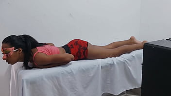 India Pudiente Afloja Su Abdomen Y Realiza Estiramientos Sensuales De Perrito Ella Y Su Vagina Morena Fantasean Con Una Verga Grande Que Le De Placer thumbnail