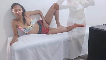 India Pudiente Afloja Su Abdomen Y Realiza Estiramientos Sensuales De Perrito Ella Y Su Vagina Morena Fantasean Con Una Verga Grande Que Le De Placer thumbnail