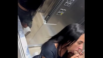 Sexo proibido no elevador com câmera completo
