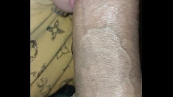 Me ahogo mamando esta polla enorme Me ahogo mamando esta polla enorme