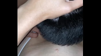 Mira como mi vecina me llama en la madrugada para un duelo de orales gano