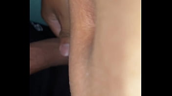 Mira como mi vecina me llama en la madrugada para un duelo de orales gano