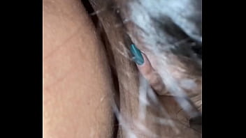 Mira como mi vecina me llama en la madrugada para un duelo de orales gano