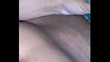 Mira como mi vecina me llama en la madrugada para un duelo de orales gano