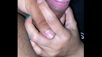 Mira como mi vecina me llama en la madrugada para un duelo de orales gano