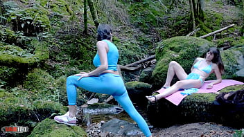 Outdoor gian howl joins brunettes vampirosa & lety howl by the river