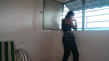 A mi hermanastra le gusta follarse mi verga grande hasta abrirle su coño apretado