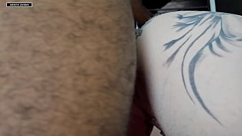 Garota nova aquecendo a buceta para diversao no natal