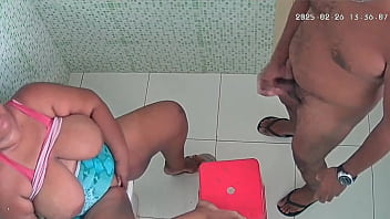 Enteada flagrada em câmera fudendo com padrasto