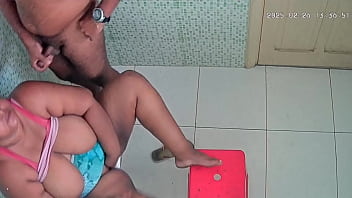 Enteada flagrada em câmera fudendo com padrasto Enteada flagrada em câmera fudendo com padrasto
