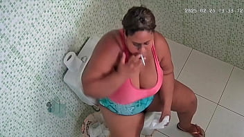 Enteada flagrada em câmera fudendo com padrasto