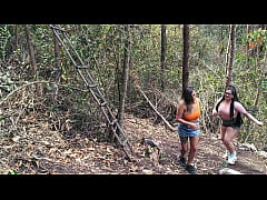 Play MP4 - Voy trotando a la monta&ntilde;a con mi amiga me accidento y me folla el guardabosques