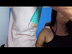 Play MP4 - dona de casa safada seduz o vizinho t&eacute;cnico