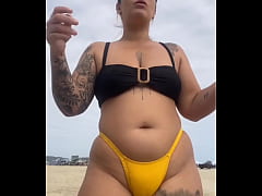 Play MP4 - USANDO UM BIQUINI AMARELO BEM APERTADO RACHANDO A BUCETA PRA CHAMAR ATEN&Ccedil;&Atilde;O NA PRAIA