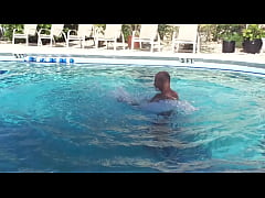 Play MP4 - HARDBODY ITALIAN PORNSTAR SHADOW BOXING IN THE POOL