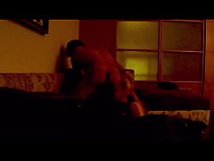 Play MP4 - La hago gemir en la cama y en el sofa-Clip