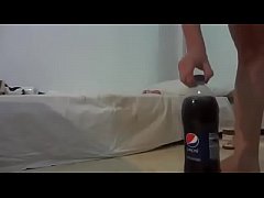 Play MP4 - Botando a garrafa toda na buceta