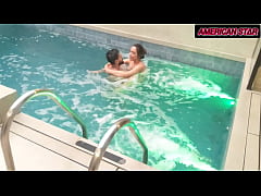 Play MP4 - Levou a mulher pro motel pra relaxar&comma; chegando l&aacute; ela j&aacute; queria brigar &comma; mas depois de uma foda bem gostosa dentro da piscina ela ficou calminha