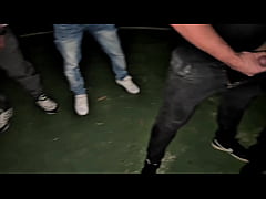 Play MP4 - NOVINHA TRANSA COM 8 HOMENS EM QUADRA P&Uacute;BLICA