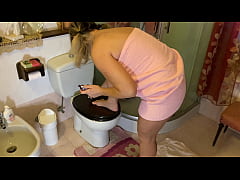 Play MP4 - Italian milf gets her asshole destroyed&comma; with final squirt