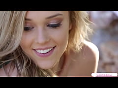 Play MP4 - Blonde masturbates stranger in her pool