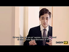 Play MP4 - DADDY4K&period; L'uomo astuto seduce la sposa carina del figlio prima della cerimonia di matrimonio