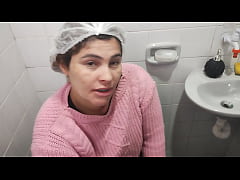 Play MP4 - O pedreiro apareceu pra terminar o servi&ccedil;o e encontrou a patroa fazendo limpeza na &aacute;rea de piscina e convenceu ela entrar no banheiro e fazer um boquete