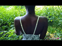 Play MP4 - Schwarzes deutsches Teen Zaawaadi hat schnellen Sex bei Spaziergang im Park
