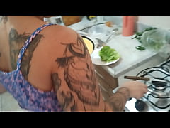 Play MP4 - Meu marido gravando eu cozinhando fiquei excitada ele falando do amigo fiz um boquete