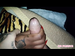 Play MP4 - USOU A M&Atilde;O TATUADA DA BABYSITTER AFRICANA PARA TIRAR LITROS DE ESPERMA DO PAU BRANCO DE 23CM E AINDA BABA 3X ANTES DO ORGASMO