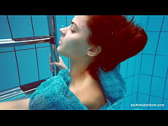 Play MP4 - Beautiful ginger hairy pussy underwater