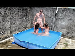 Play MP4 - festinha na piscina com as meias-irma safadas