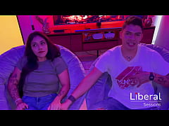 Play MP4 - El nacimiento de un cuckold&comma; cornudo disfruta de ver como se cogen a su esposa