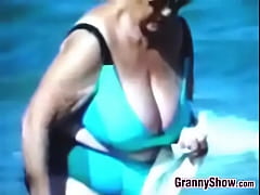 Play MP4 - Russian Out At The Beach