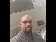 Play MP4 - Parei o caminh&atilde;o pra dar uma mijando e subiu aquele cheiro de pika que deu at&eacute; tes&atilde;o