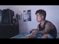 Play MP4 - a ella le encanta entretenerse chup&aacute;ndome la polla mientras yo estoy en el computador jugando