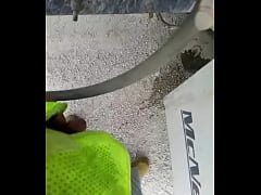 Play MP4 - Quick piss at work