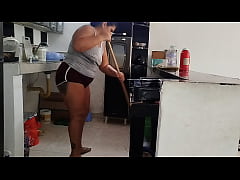 Play MP4 - Latina gordita con culo grande le gusta que la mire el viejo de su padrastro mientras limpia la casa