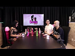 Play MP4 - O material dos produtos no geral s&atilde;o at&oacute;xicos&comma; mas a alergia depende da pessoa&comma; e o tamanho do pau mais vendido &eacute; o&period;&period;&period; - Eilani Quina e Victor Luciano - Upper Toys &lpar;SHEER&sol;RED&rpar;