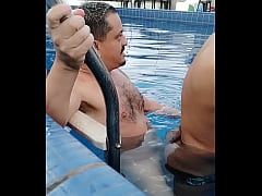 Play MP4 - Flagra&excl; Machos fodendo na piscina do hotel