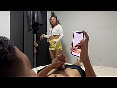 Play MP4 - Hermanastra atrap&oacute; a su hermanastro masturb&aacute;ndose con una foto de ella