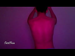 Play MP4 - Chico caliente bailado con luz morada